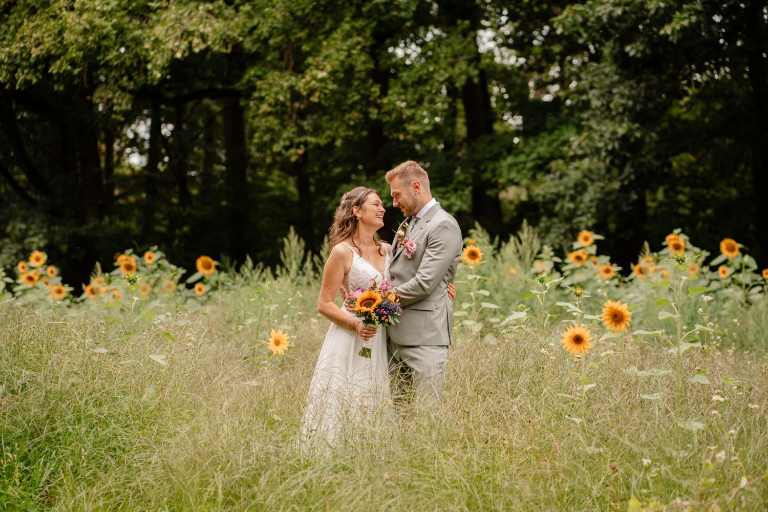 Romantische trouwfoto's Kempen spontane huwelijksfoto's door de trouwfotograaf in de Kempen