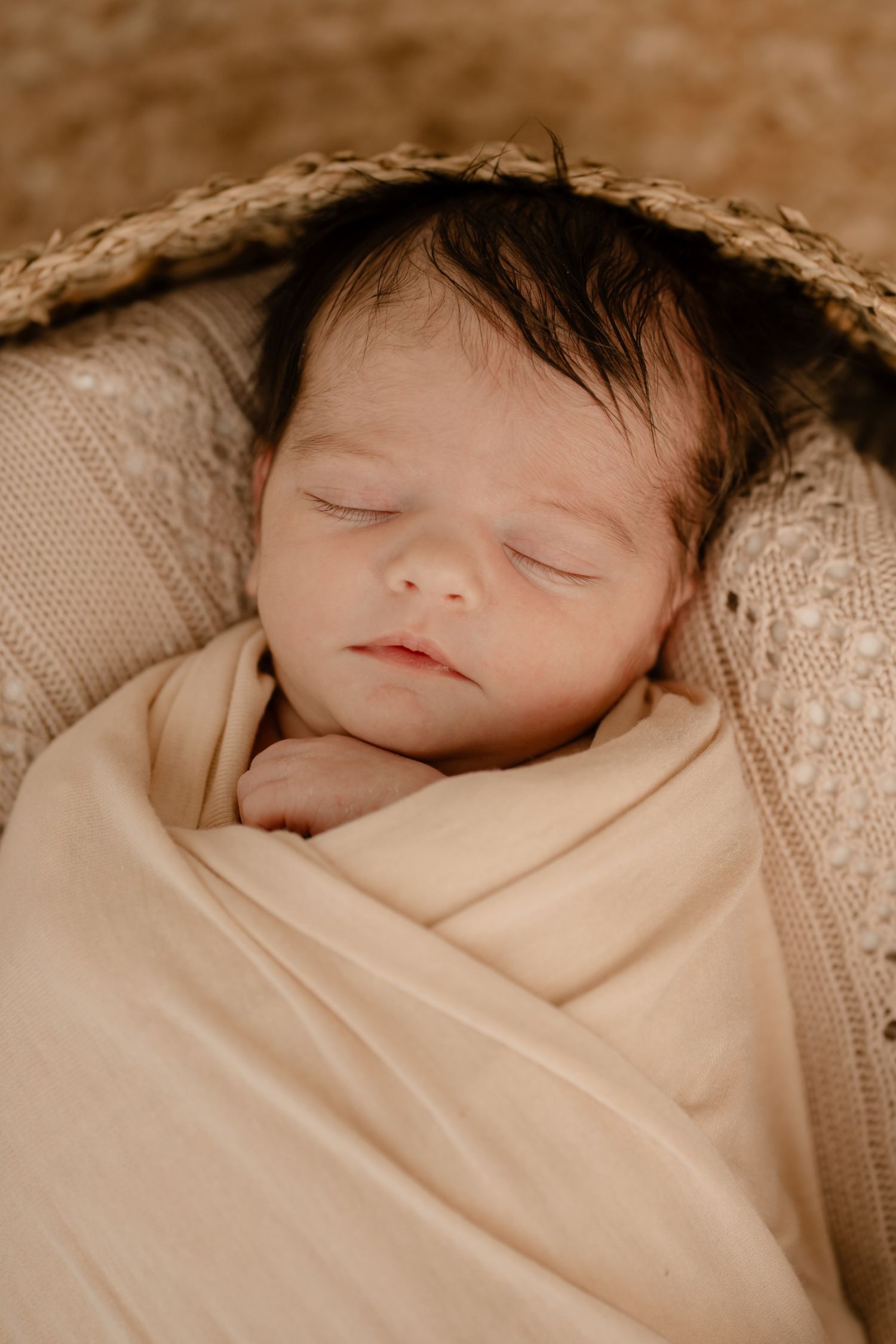 Fotoshoot van je Newborn, baby in zachte neutrale kleuren